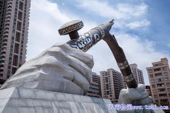 （汉中虎门广场被折断的烟枪）